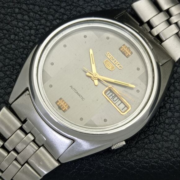 Vintage 1981 Seiko Automatic Mens Silver Watch W/daydate & Gold accents - Picture 6 of 10